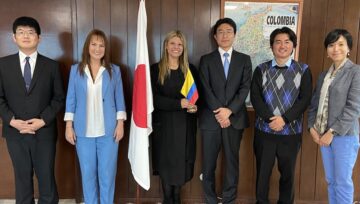 Conversación con funcionarios de la embajada de Japón